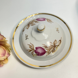 Масленка с низкими бортами Сумский ФЗ 1974-84гг. Фарфор, деколь, позолота. Фабр недочет на пимпочке. Картинка 6